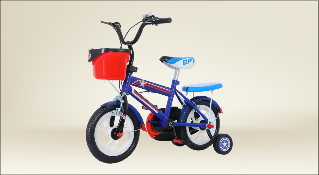 Xe Đạp Trẻ Em Đại Phát Tài Đội Trưởng Mỹ 12 inch được thiết kế nổi bật, khung sườn bền bỉ, phanh an toàn, yên xe êm ái cùng các tiện ích đi kèm như baga, chuông và giỏ kèm theo tiện lợi Xe Đạp Trẻ Em Đại Phát Tài Đội Trưởng Mỹ 12 inch được thiết kế nổi bật, khung sườn bền bỉ, phanh an toàn, yên xe êm ái cùng nhiều tiện ích đi kèm khác