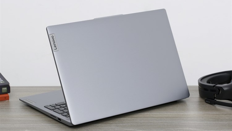 Lenovo Ideapad Slim 3 15IAH8 i5 12450H