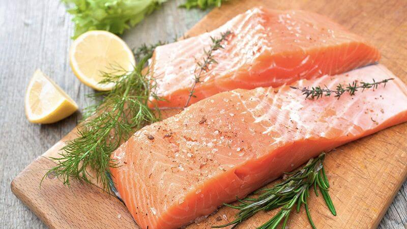 Cá hồi giúp bổ sung melatonin và omega-3 giúp có giấc ngủ ngon