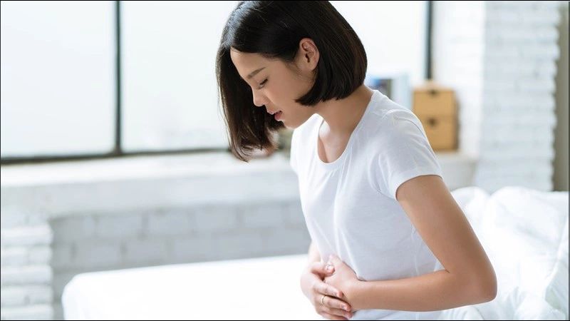 Khi dùng liều cao sắt có thể gây ra các tác dụng phụ cho cơ thể như đau bụng, buồn nôn, nôn,...