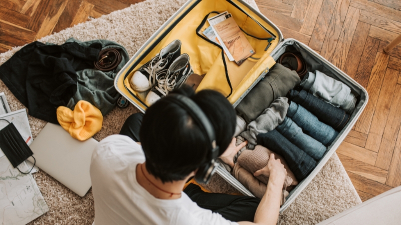 Cuộn áo sơ mi là mẹo xếp đồ vào vali tiết kiệm diện tích