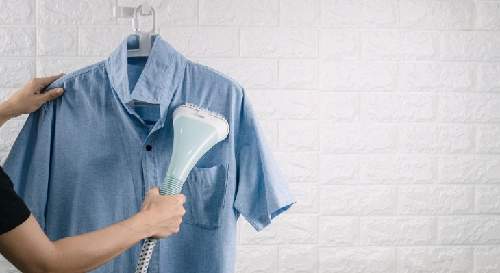 Ủi phẳng và đợi áo nguội hẳn trước khi gấp