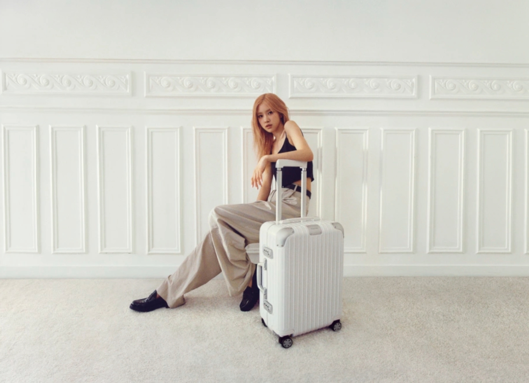 Vali Rimowa với thiết kế rãnh nhôm song song đặc trưng của Đức Vali Rimowa với thiết kế rãnh nhôm song song đặc trưng của Đức