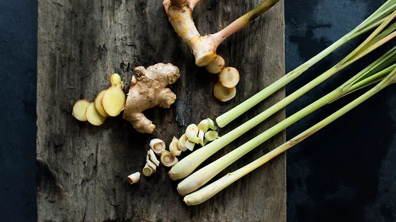 Sả, gừng c&oacute; vị cay, t&iacute;nh ấm, rất th&iacute;ch hợp để điều trị c&aacute;c triệu chứng cảm lạnh, cảm c&uacute;m