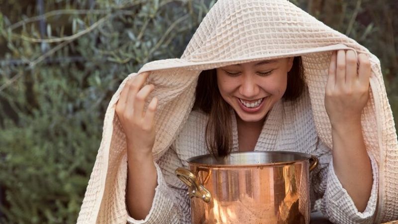 Việc x&ocirc;ng hơi bằng sả gừng 1 &ndash; 2 lần mỗi tuần gi&uacute;p l&agrave;m dịu c&aacute;c triệu chứng cảm c&uacute;m, cảm lạnh