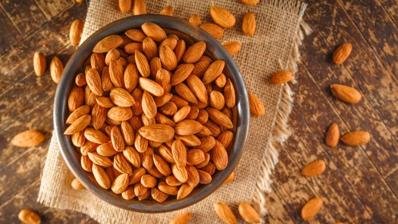 Cứ 100g hạnh nhân cung cấp 254mg canxi Cứ 100g hạnh nhân cung cấp 254mg canxi