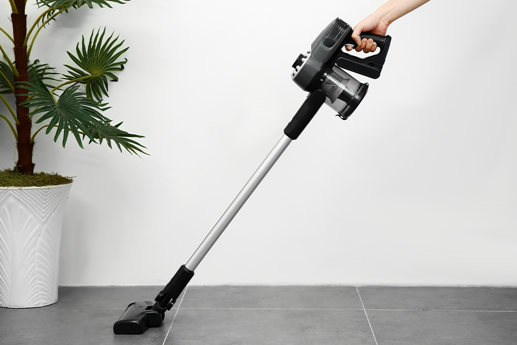 Máy hút bụi không dây Electrolux EFP31315 gọn đẹp, có thể tháo rời và sử dụng như máy hút bụi cầm tay, công suất hoạt động 150W, dung lượng pin 2000 mAh