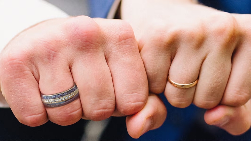 Một số quốc gia đeo nhẫn cưới ở ngón áp út tay phải Một số quốc gia đeo nhẫn cưới ở ngón áp út tay phải