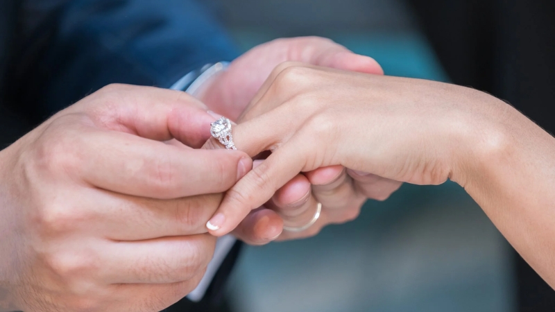 Dù ở quốc gia nào, ngón áp út vẫn là lựa chọn phổ biến Dù ở quốc gia nào, ngón áp út vẫn là lựa chọn phổ biến