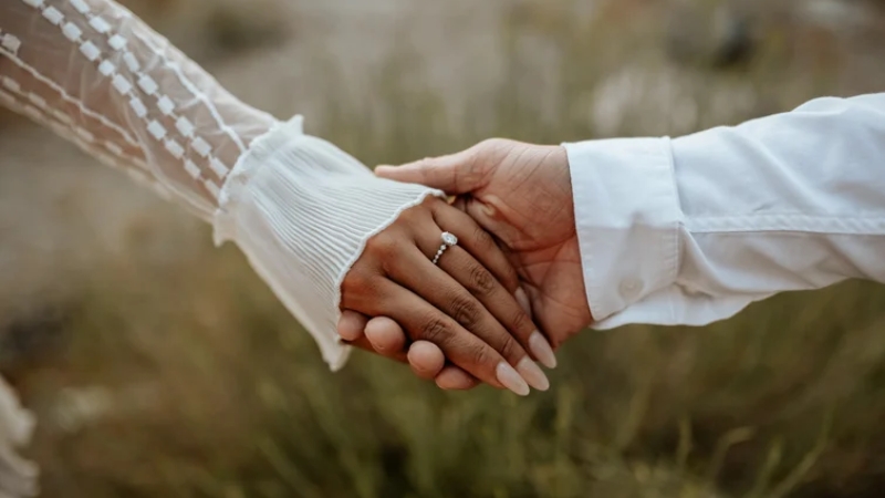 Đeo nhẫn cưới ở ngón áp út mang ý nghĩa sâu sắc Đeo nhẫn cưới ở ngón áp út mang ý nghĩa sâu sắc