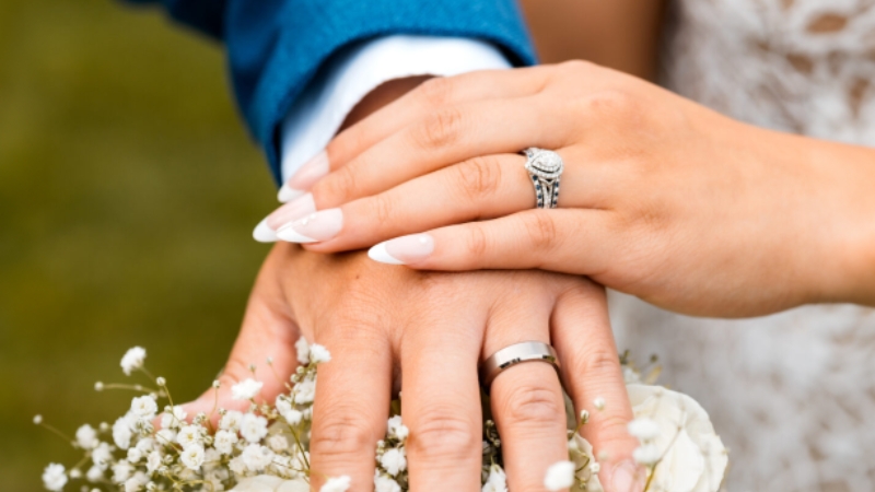 Ngón áp út được coi là biểu tượng của tình yêu Ngón áp út được coi là biểu tượng của tình yêu