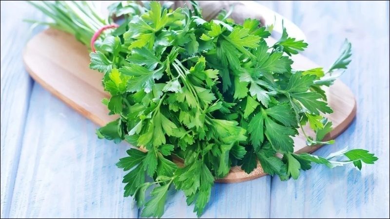 Mùi tây là loại thực phẩm giàu lutein, không chỉ giúp bảo vệ sức khỏe mắt mà còn giúp giảm nguy cơ mắc các bệnh tim mạch 
