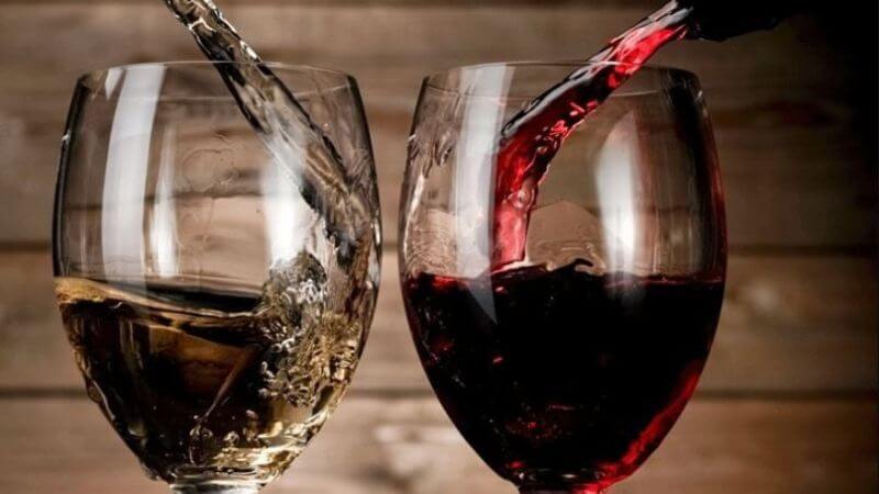 Các flavonoid chính được tìm thấy trong rượu vang đỏ bao gồm các flavanol như catechin