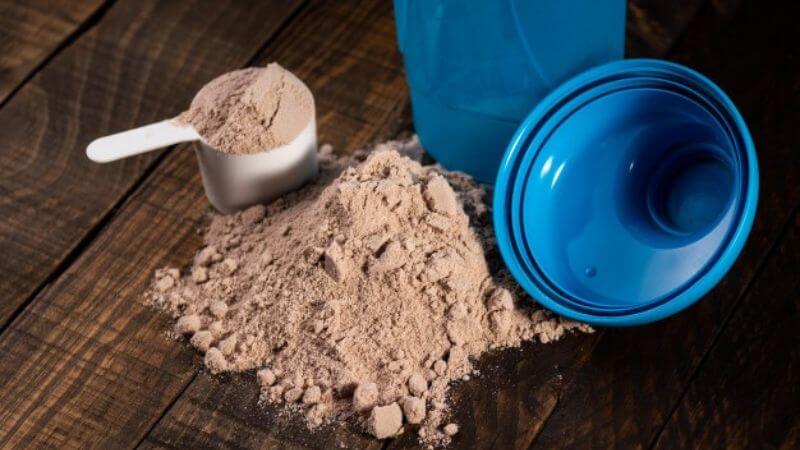 Whey protein isolate có tỷ lệ protein cao hơn so với whey protein concentrate