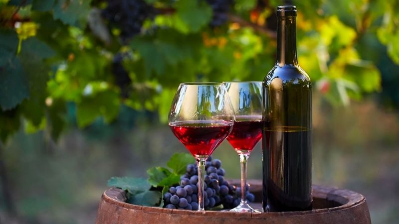 Rượu vang đỏ chứa hàm lượng lớn polyphenol với 100 mg trong 100 ml rượu