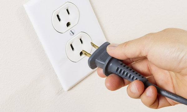 Kiểm tra dây kết nối từ công tắc cửa đến bo mạch sau khi rút phích cắm