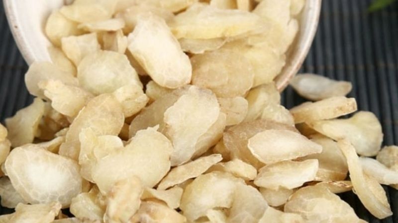 Dược liệu cần được ngâm trong nước nóng ít nhất nửa ngày để loại bỏ chất gây nhớt và giảm độc