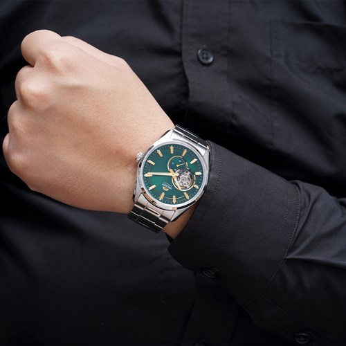 Orient Semi Skeleton 40.8 mm sở hữu kính Sapphire sáng bóng, bền bỉ, chống trầy tốt, tôn vẻ nam tính