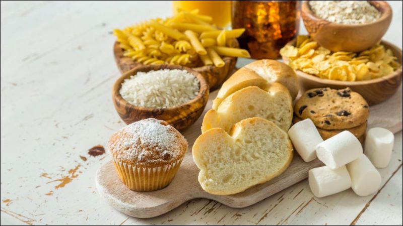 Ti&ecirc;u thụ nhiều thực phẩm ngọt hoặc carbohydrate tinh chế c&oacute; thể l&agrave;m t&igrave;nh trạng mụn trầm trọng hơn