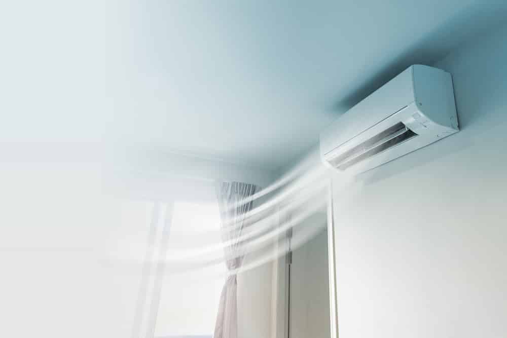 Khi kích hoạt máy lạnh để sử dụng chế độ quạt gió, bạn cần đóng kín tất cả các cửa để khí lạnh bên trong không thoát ra ngoài