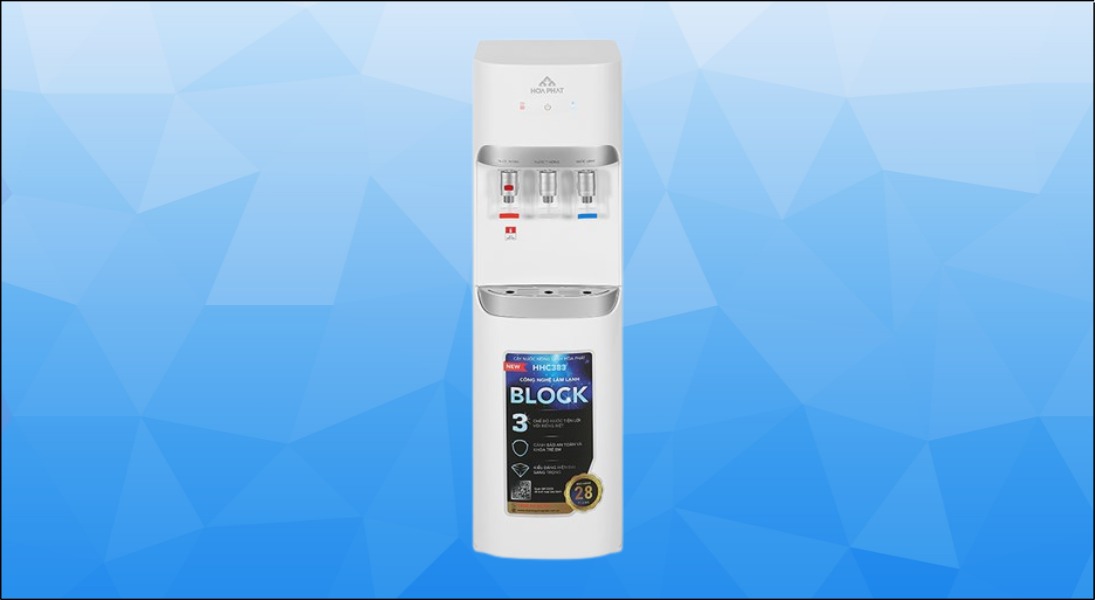 Cây nước nóng lạnh Hòa Phát HHC383 670W với lớp bảo ôn giữ nhiệt lâu trên 2.5 giờ, giúp tiết kiệm điện hiệu quả