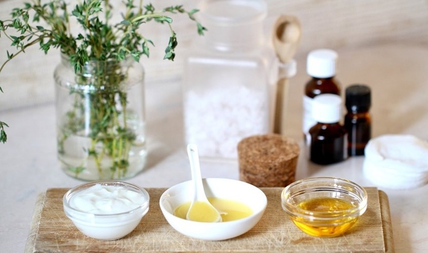 Đắp mặt nạ sữa chua không đường với dầu oliu