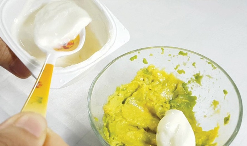 Đắp mặt nạ sữa chua không đường với bơ