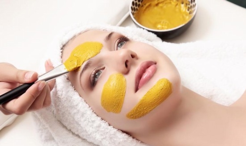 Đắp mặt nạ sữa chua không đường với bột nghệ