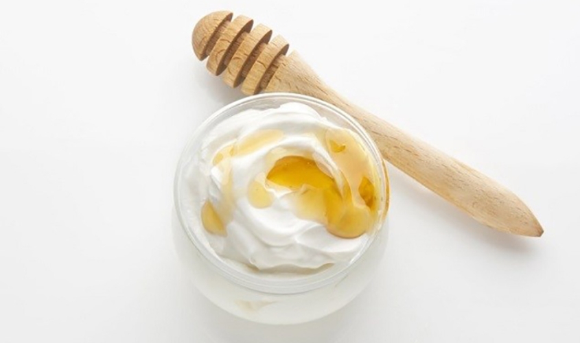 Đắp mặt nạ sữa chua không đường với mật ong
