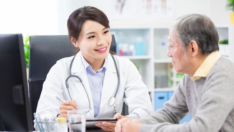Nhanh ch&oacute;ng đến cơ sở y tế để được điều trị kịp thời nếu bạn gặp t&aacute;c dụng phụ khi d&ugrave;ng cỏ nến