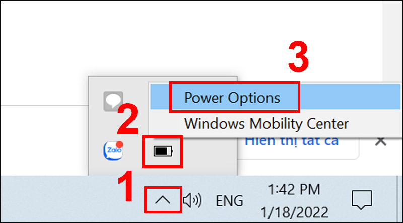 Bạn chọn biểu tượng ^ (Show hidden icons) trên thanh tác vụ. Sau đó, nhấp chuột phải vào biểu tượng sạc pin và chọn Power Options.