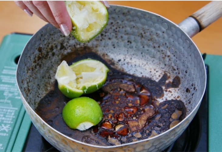 Trong chanh tươi có chứa axit citric có khả năng tẩy sạch các vết cháy trên chảo chống dính