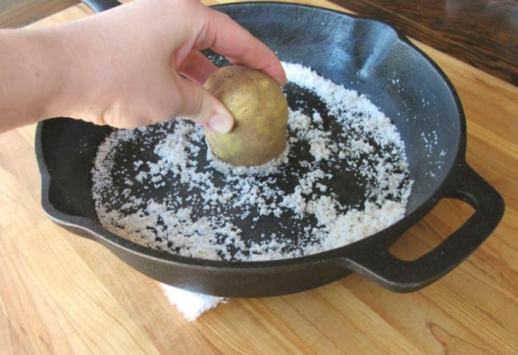 Dùng nước rửa chén và miếng rửa chén mềm để vệ sinh chảo chống dính