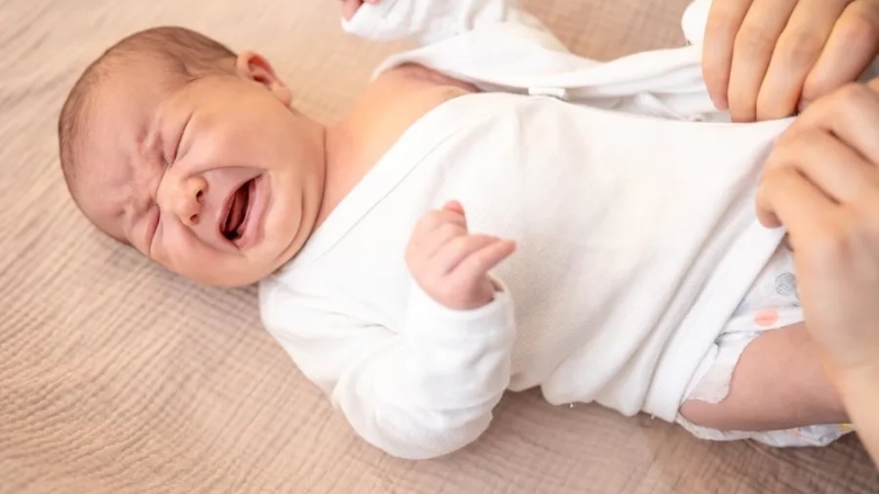 Trẻ đau bụng dữ dội thì bố mẹ cần đưa đến bác sĩ ngay