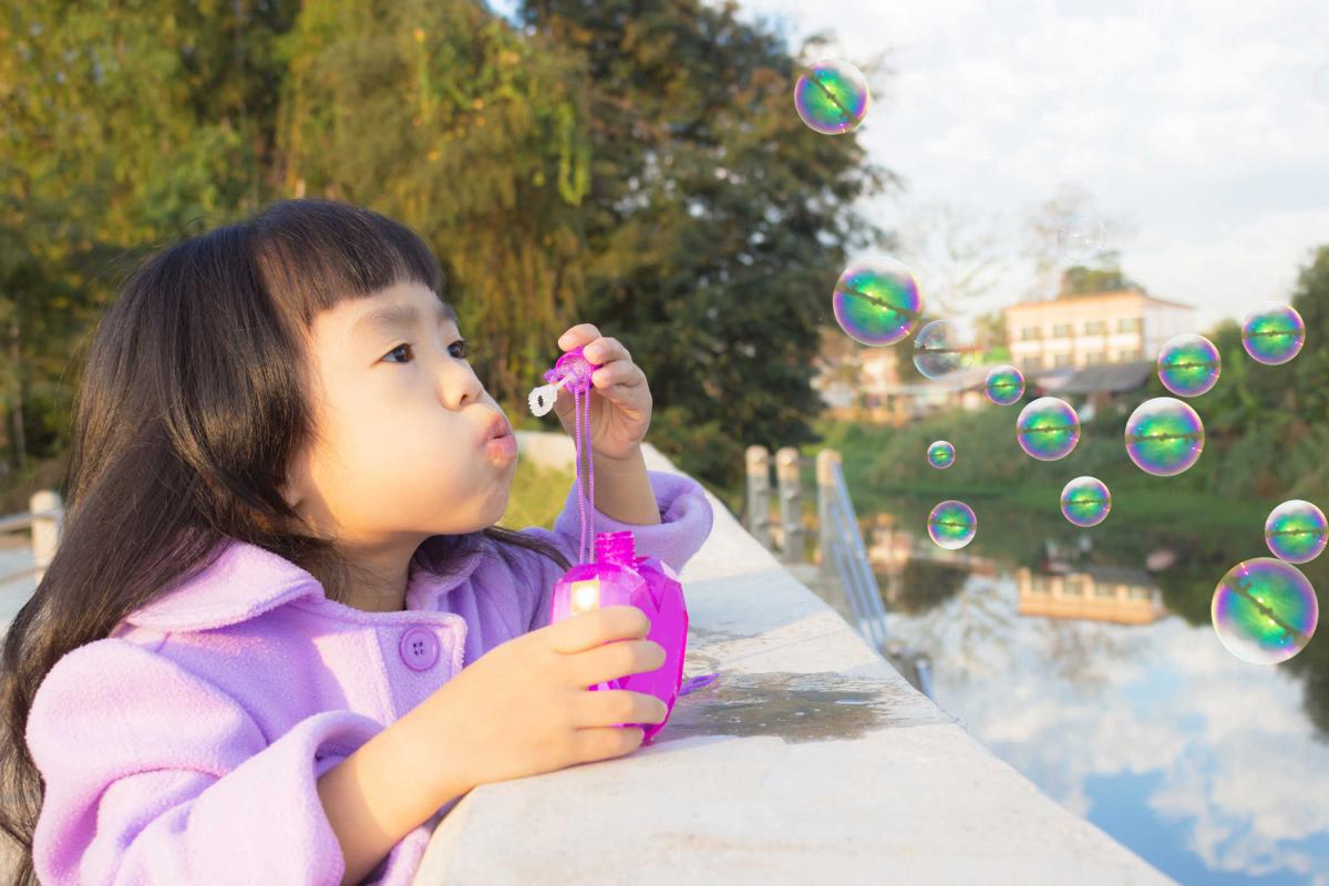 Thi xem ai thổi được bong bóng to hơn