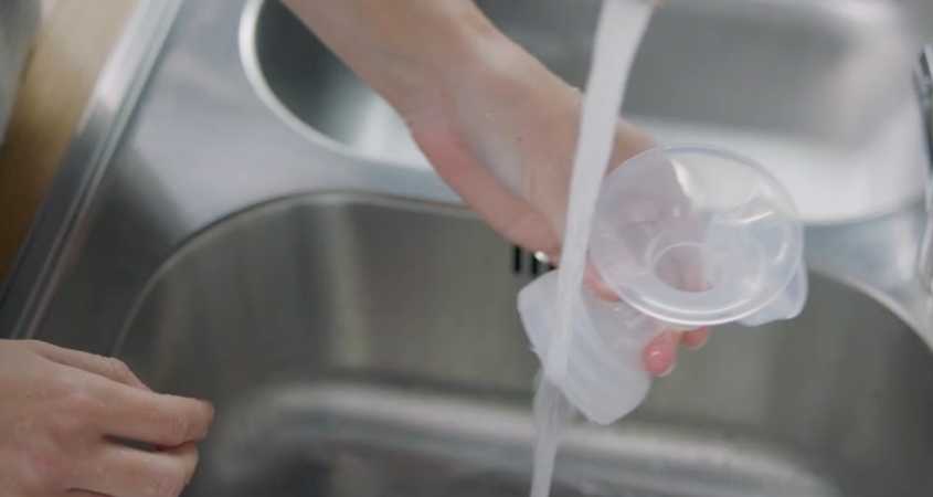 Rửa sơ các bộ phận của máy