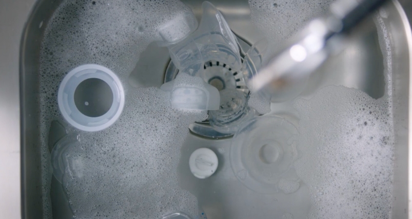 Ngâm với nước rửa bình sữa khoảng 5 phút