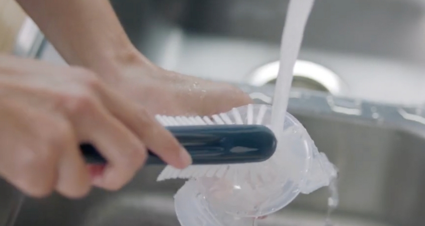 Dùng cọ rửa các bộ phận của máy