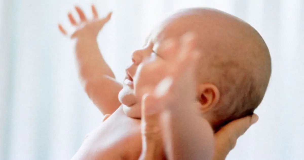 Phản xạ Moro xuất hiện ở trẻ sơ sinh