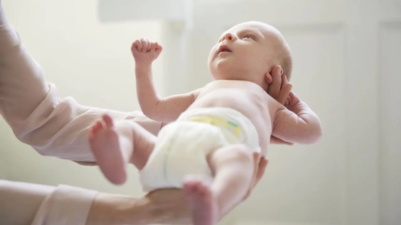 Phản xạ Moro kéo dài đến hai tháng tuổi