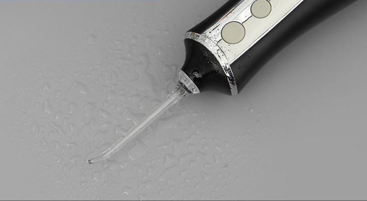 Máy tăm nước cầm tay Rapido RWB-300 có đầu phun với áp lực nước dao động từ 51 - 86 PSI