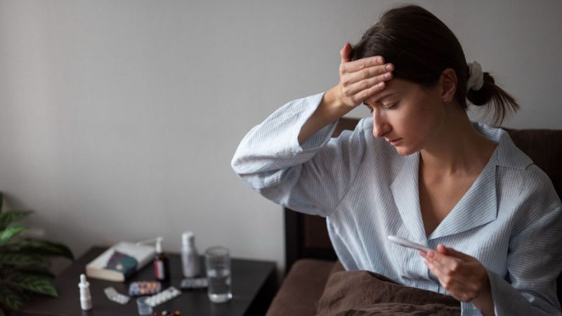 Sốt cao đột ngột, kèm đau mỏi cơ toàn thân là biểu hiện chính của bệnh sốt xuất huyết