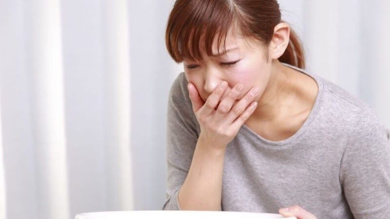 Nôn mửa nhiều là một trong những dấu hiệu cảnh báo sốt xuất huyết nguy hiểm