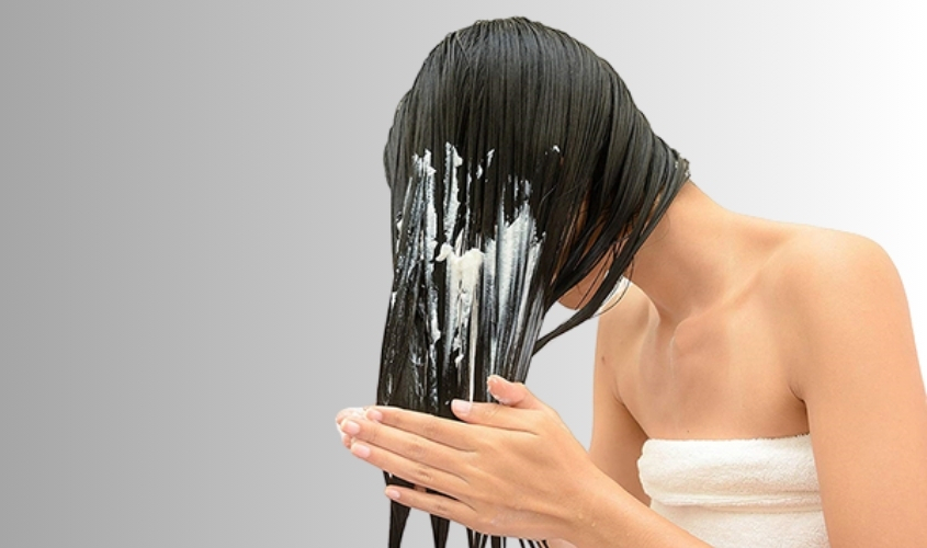 Thoa dầu xả lên phần thân và ngọn tóc