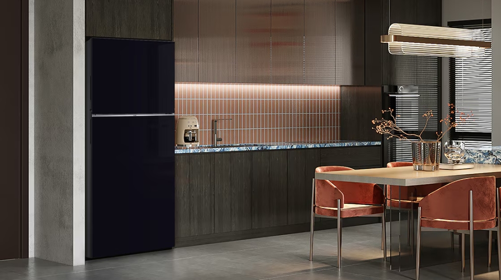 Tủ lạnh Samsung Inverter 385 lít Bespoke RT38CB668422SV có không gian ngăn lạnh rộng rãi