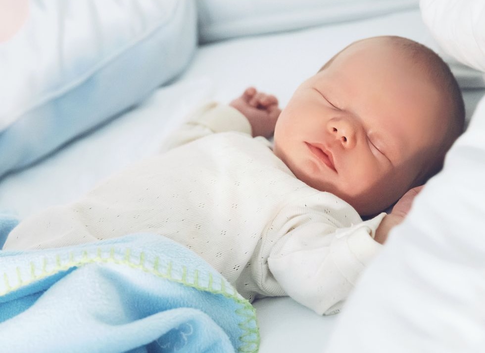 Trẻ nằm ngửa thời gian dài dễ bị méo đầu.