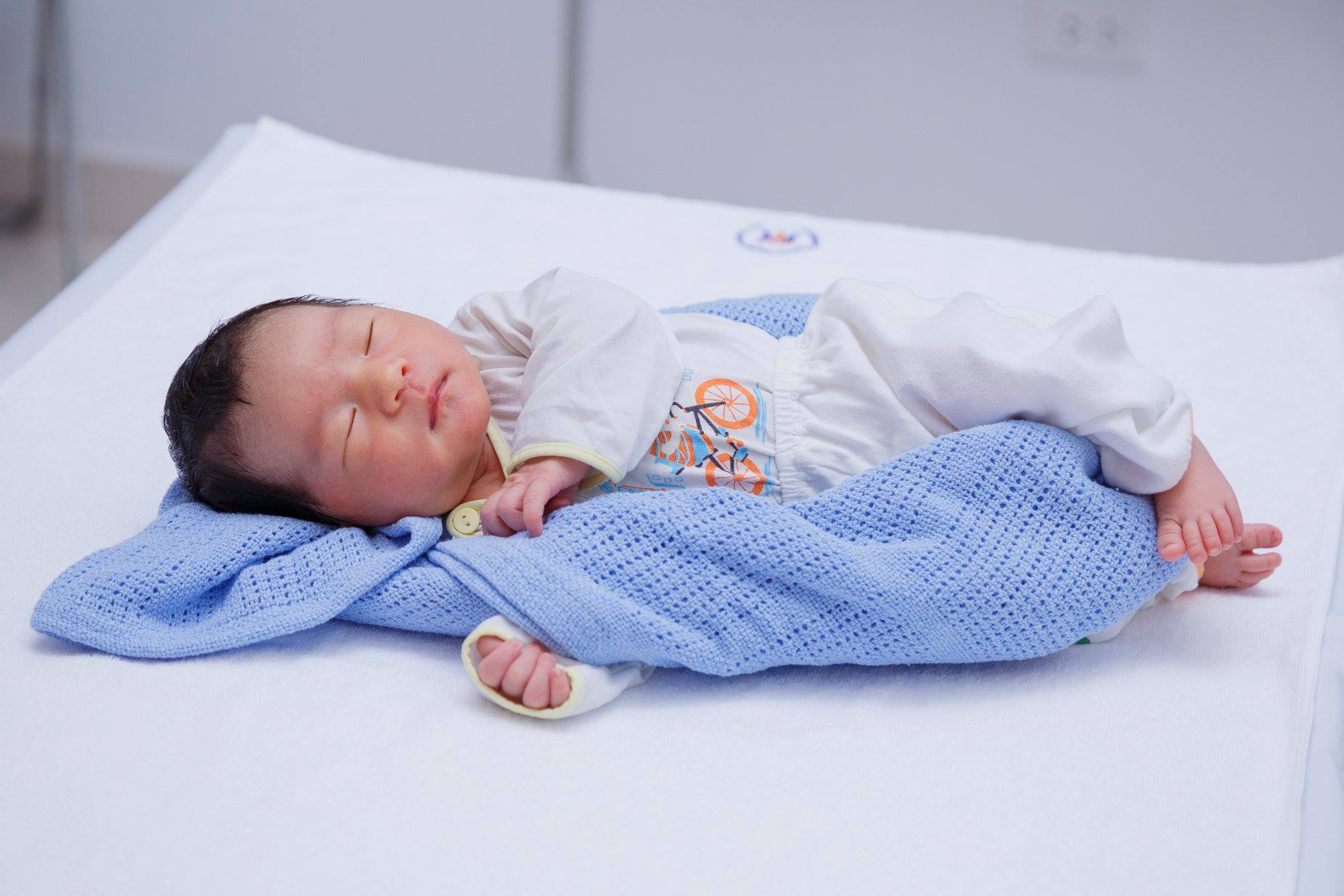 Càng nằm nghiêng về bên bị méo sẽ khiến nó càng méo hơn.