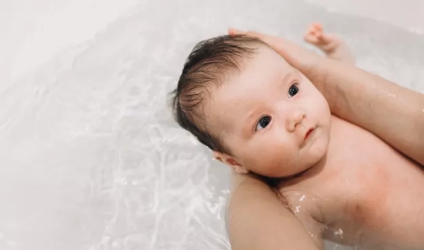 Sử dụng nước ấm trong quá trình tắm gội cho bé