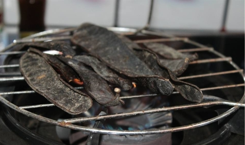 Mẹ có thể sử dụng bồ kết để làm nước gội đầu giúp trị cứt trâu ở trẻ sơ sinh