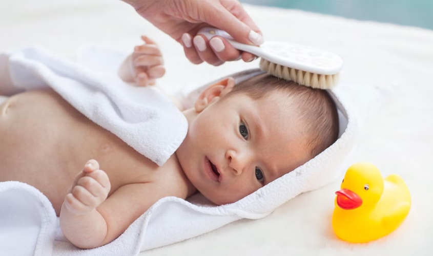 Trong lúc gội đầu cho bé, hãy sử dụng lược mềm, mỏng để chải đầu cho bé